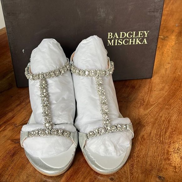 Badgley Mischka Silver Leather Wedge Sandal, Size 6.5 - Picture 1 of 6